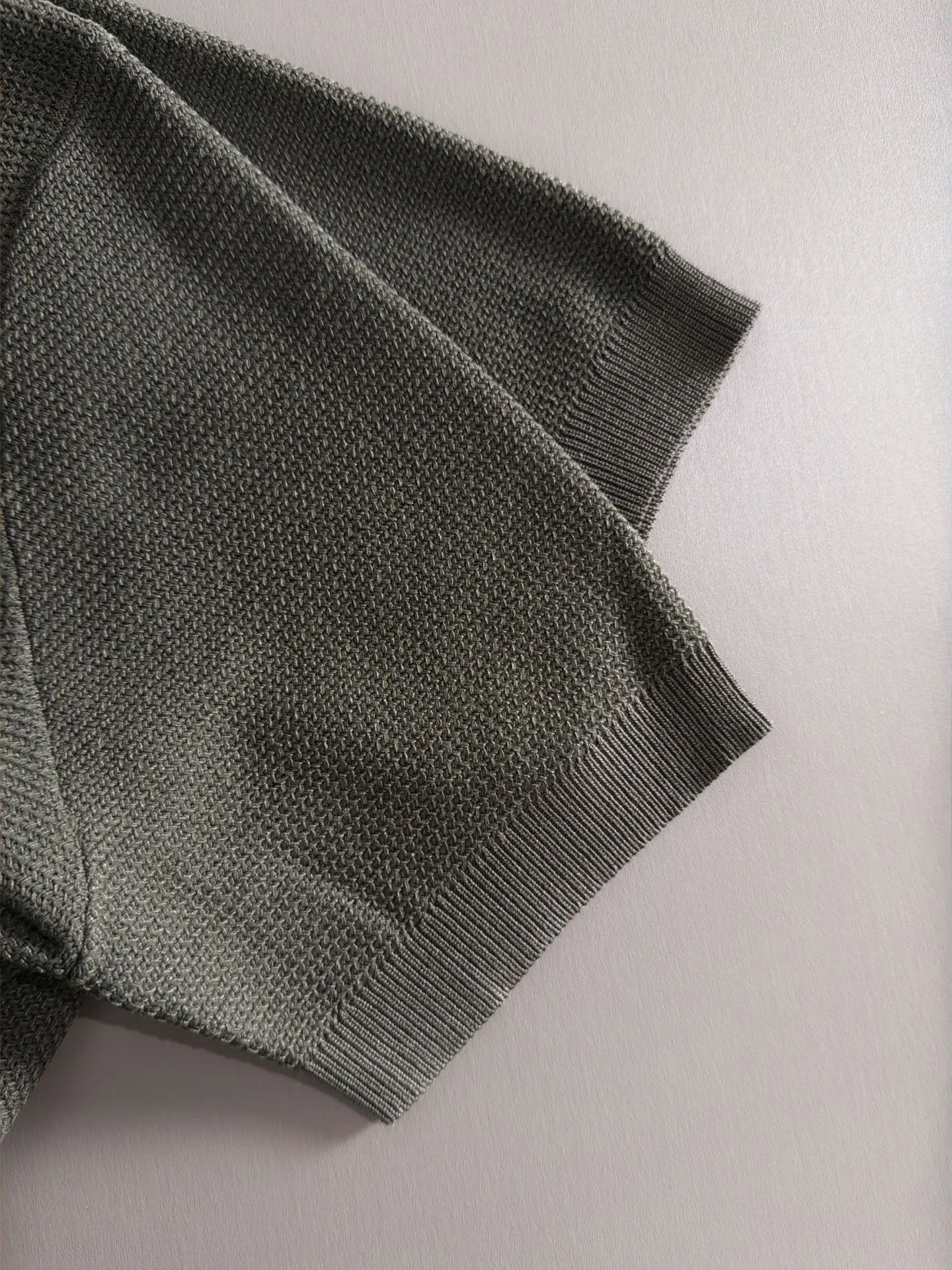 LP high quality Loro Piana 26ss New Arrival men's short-sleeved knitted T-shirt. Made of combed cotton yarn knitted cotton fabric, no pressure when entering and exiting the counter. Exclusive control of raw materials. It feels substantial when weighed, and the upper body is more textured than ordinary T-shirts. This texture can handle the weather easily and is suitable for both hot and cold! Loose fit design, looks noble. The only correct version is available Size: M to 4XL